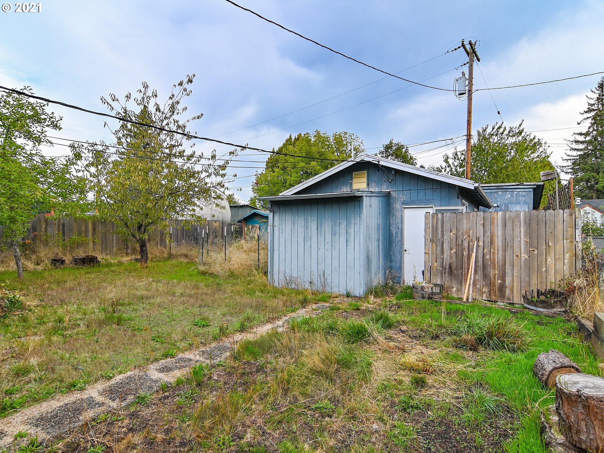 1509 6th Street Springfield, OR 97477 - Photo 24 of 30 a house with a outdoor space