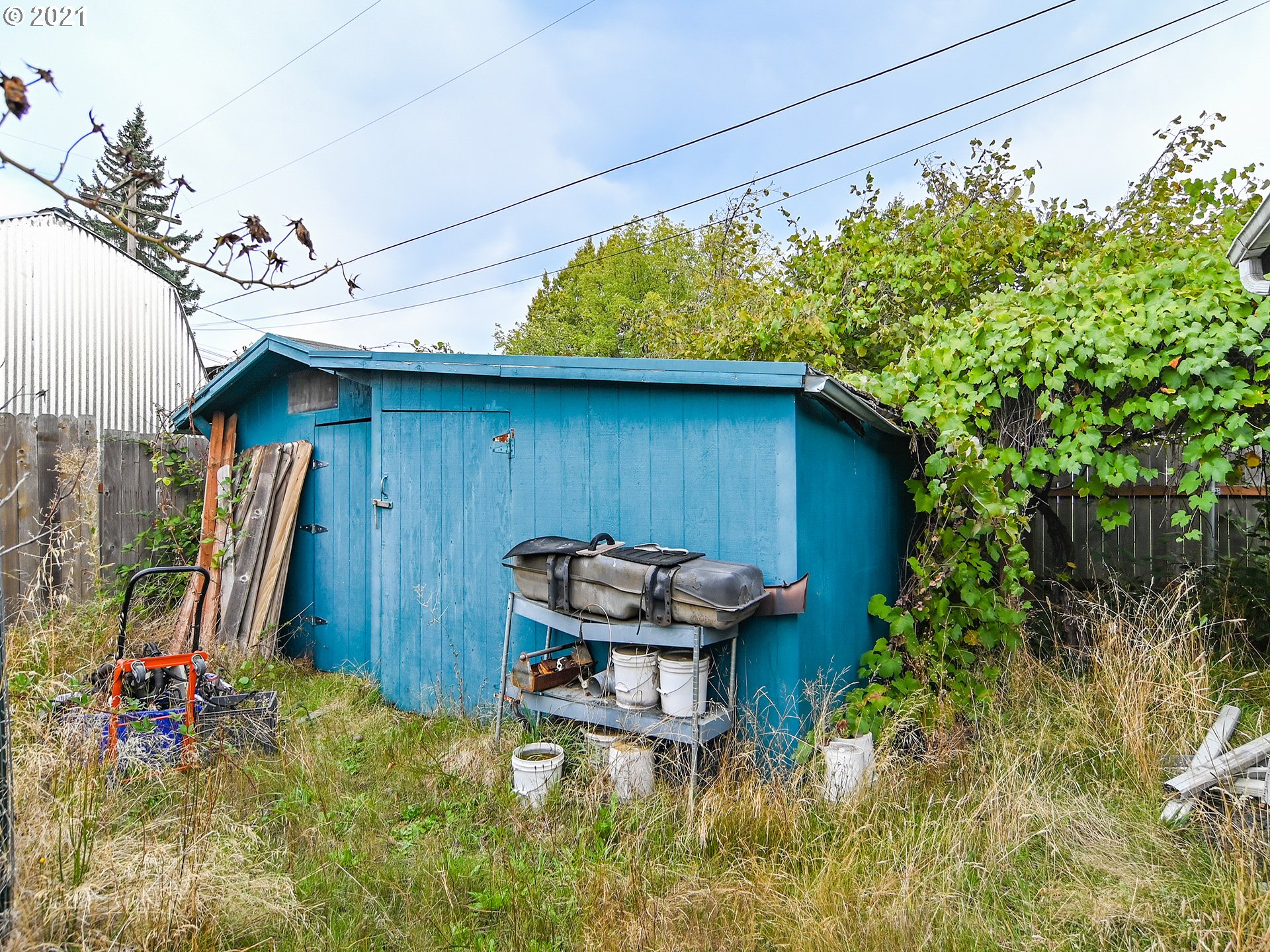 1509 6th Street Springfield, OR 97477 - Photo 28 of 30 a backyard of a house with table and chairs