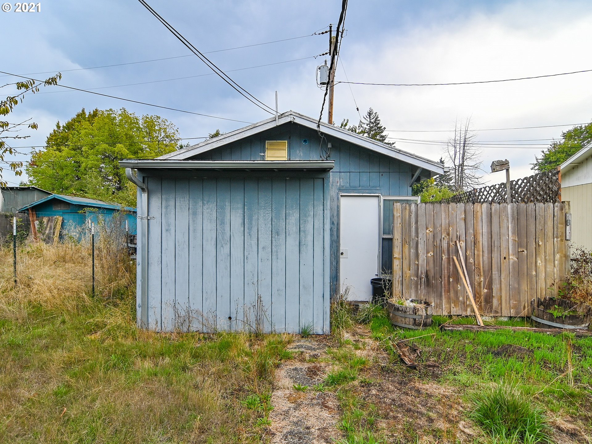 1509 6th Street Springfield, OR 97477 - Photo 29 of 30 a backyard of a house