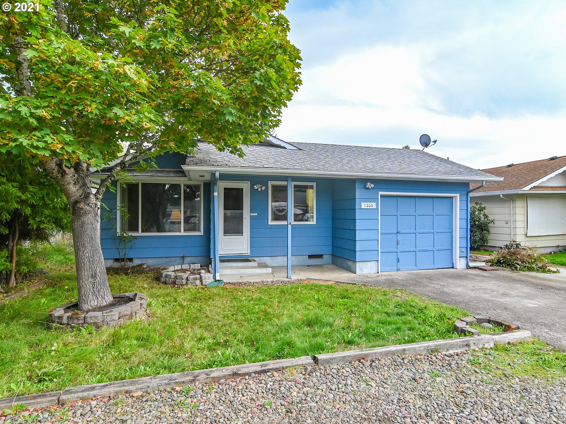 1509 6th Street Springfield, OR 97477 - Photo 4 of 30 a front view of a house with a garden and yard