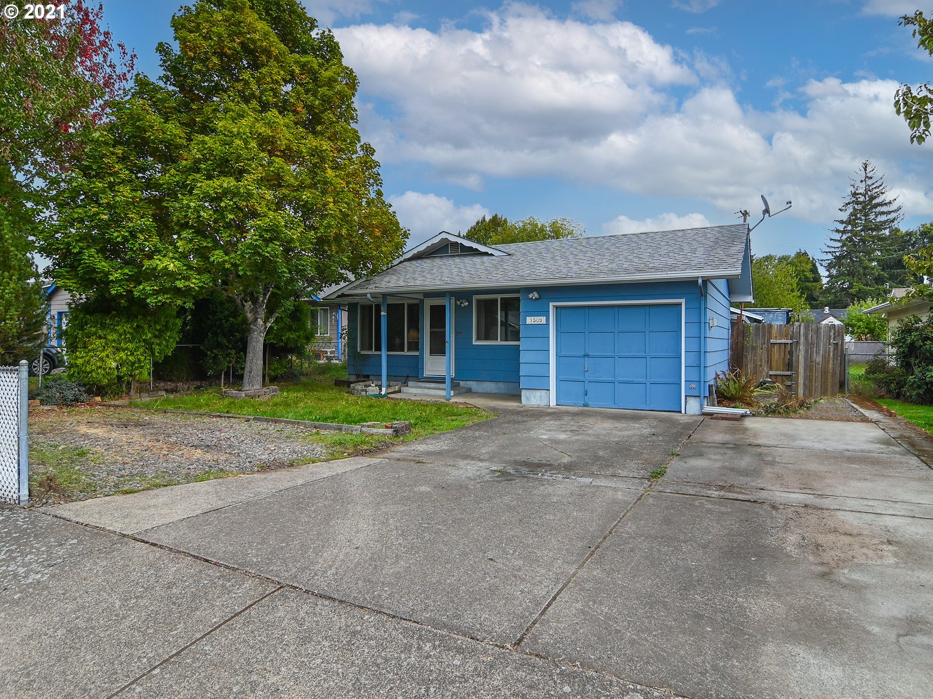 1509 6th Street Springfield, OR 97477 - Photo 5 of 30 a view of front a house with a yard
