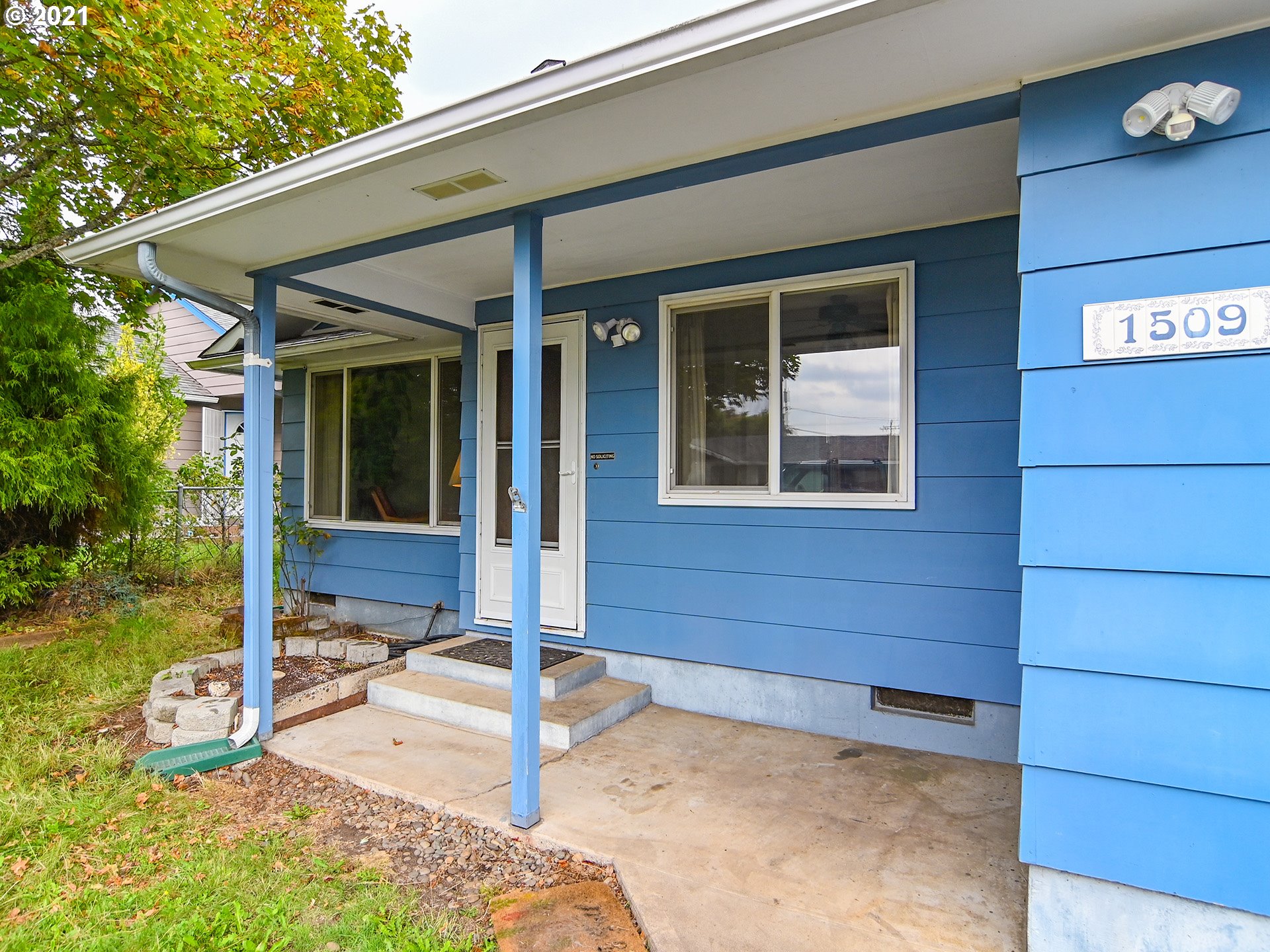 1509 6th Street Springfield, OR 97477 - Photo 6 of 30 a view of a house with backyard and porch