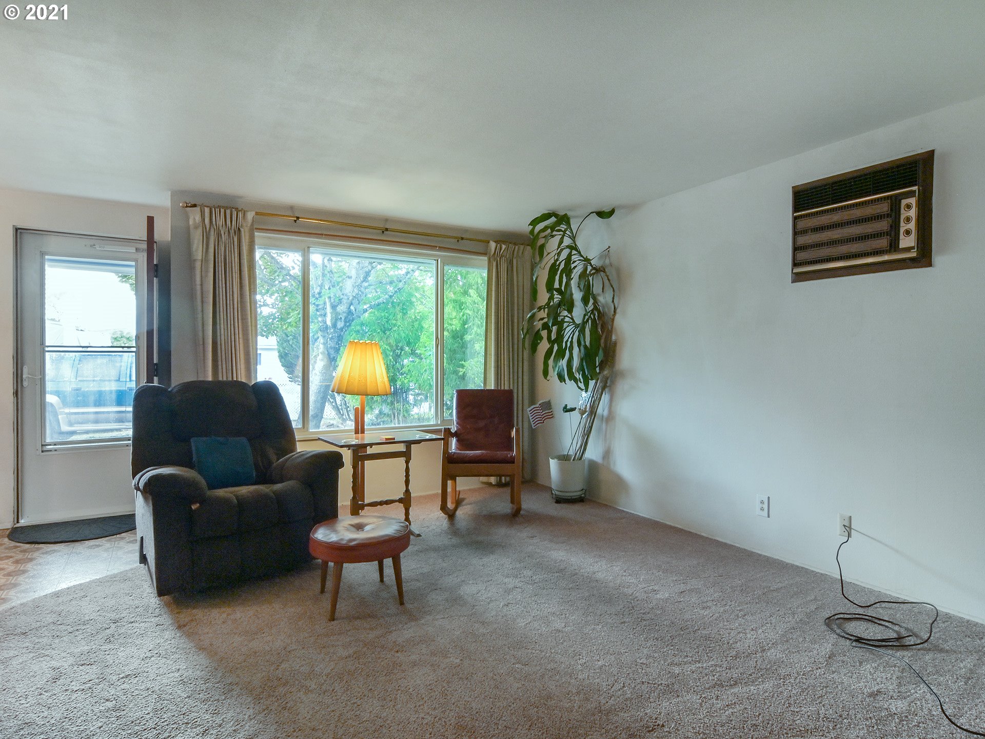 1509 6th Street Springfield, OR 97477 - Photo 9 of 30 a living room with furniture and a window