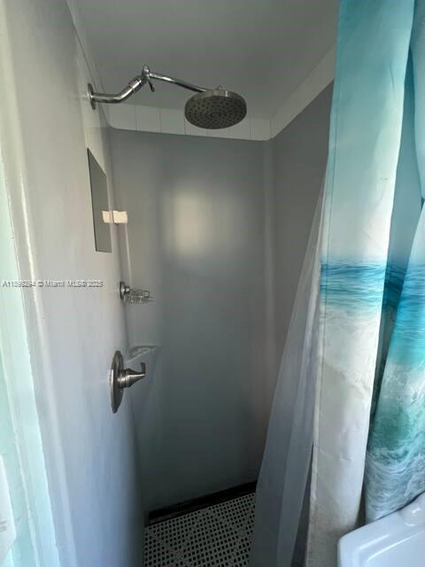 100 Morris Lane, Unit B2 Key Largo, FL 33037 - Photo 7 of 49 a bathroom with a sink