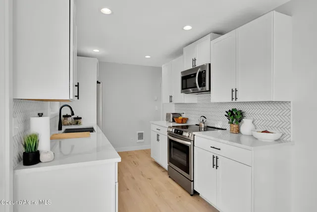 $645,000 | 1810 West Honeysuckle Avenue, Hayden, ID 83835