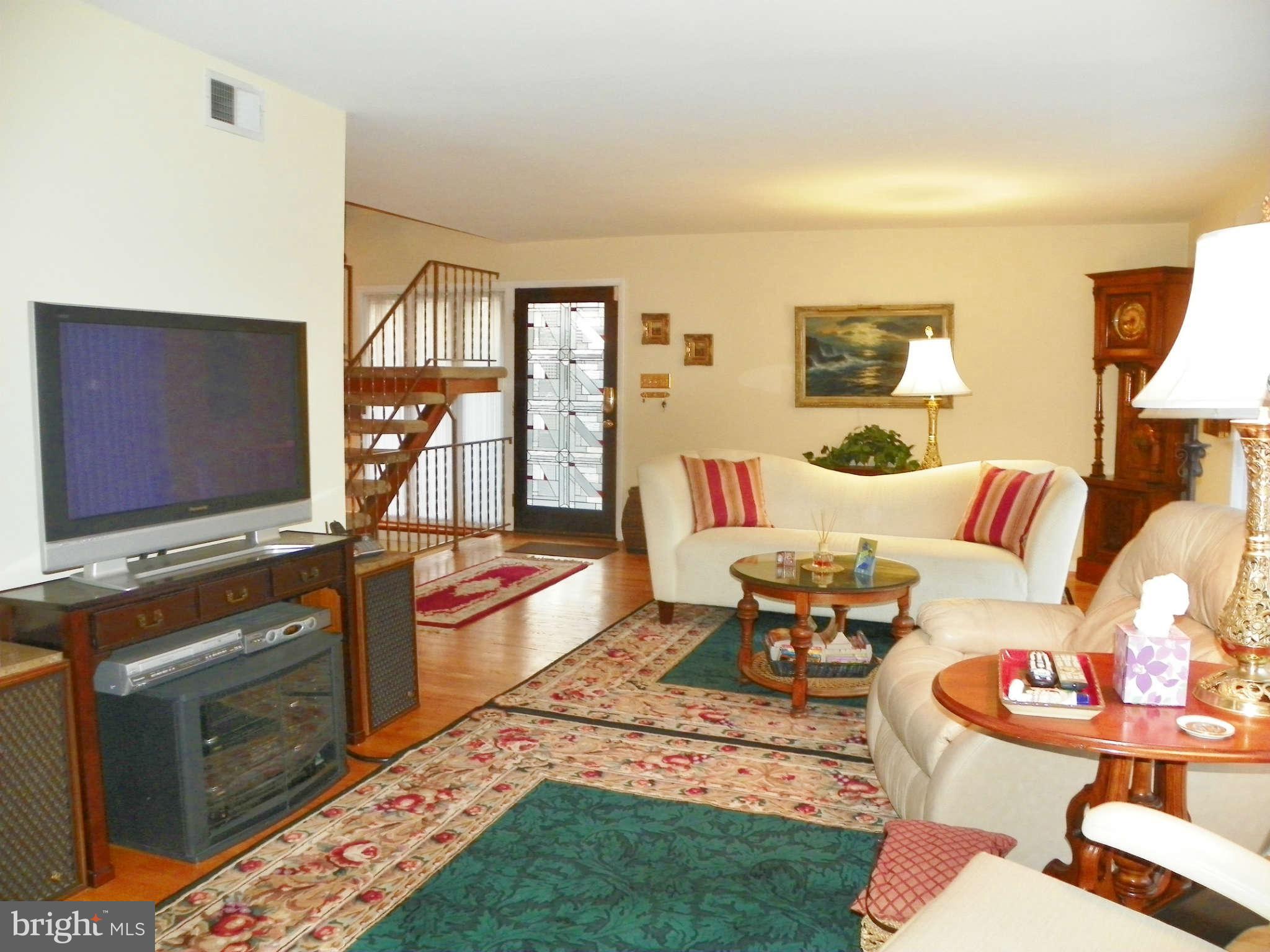 11206 Wedge Drive Reston, VA 20190 - Photo 18 of 30 Living Room