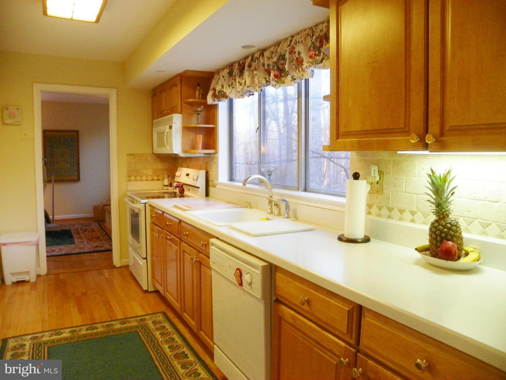 11206 Wedge Drive Reston, VA 20190 - Photo 9 of 30 Kitchen