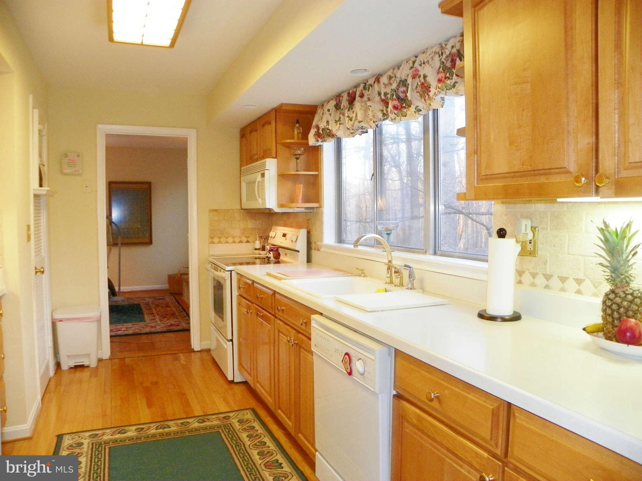 11206 Wedge Drive Reston, VA 20190 - Photo 10 of 30 Kitchen