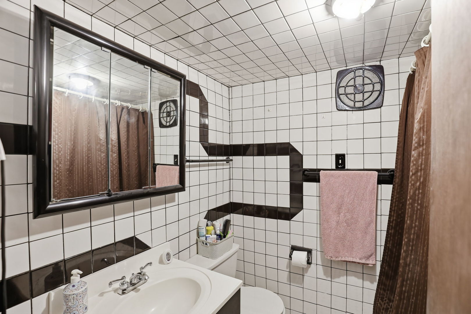 2407 Highland Avenue Berwyn, IL 60402 - Photo 21 of 25 a bathroom with a sink a toilet and shower