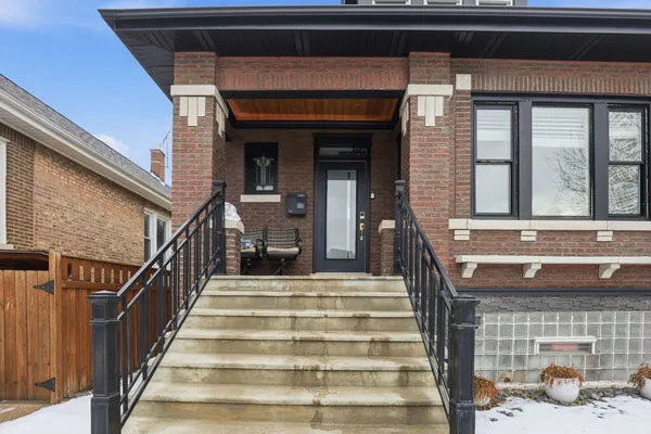 a view of entryway with a front door