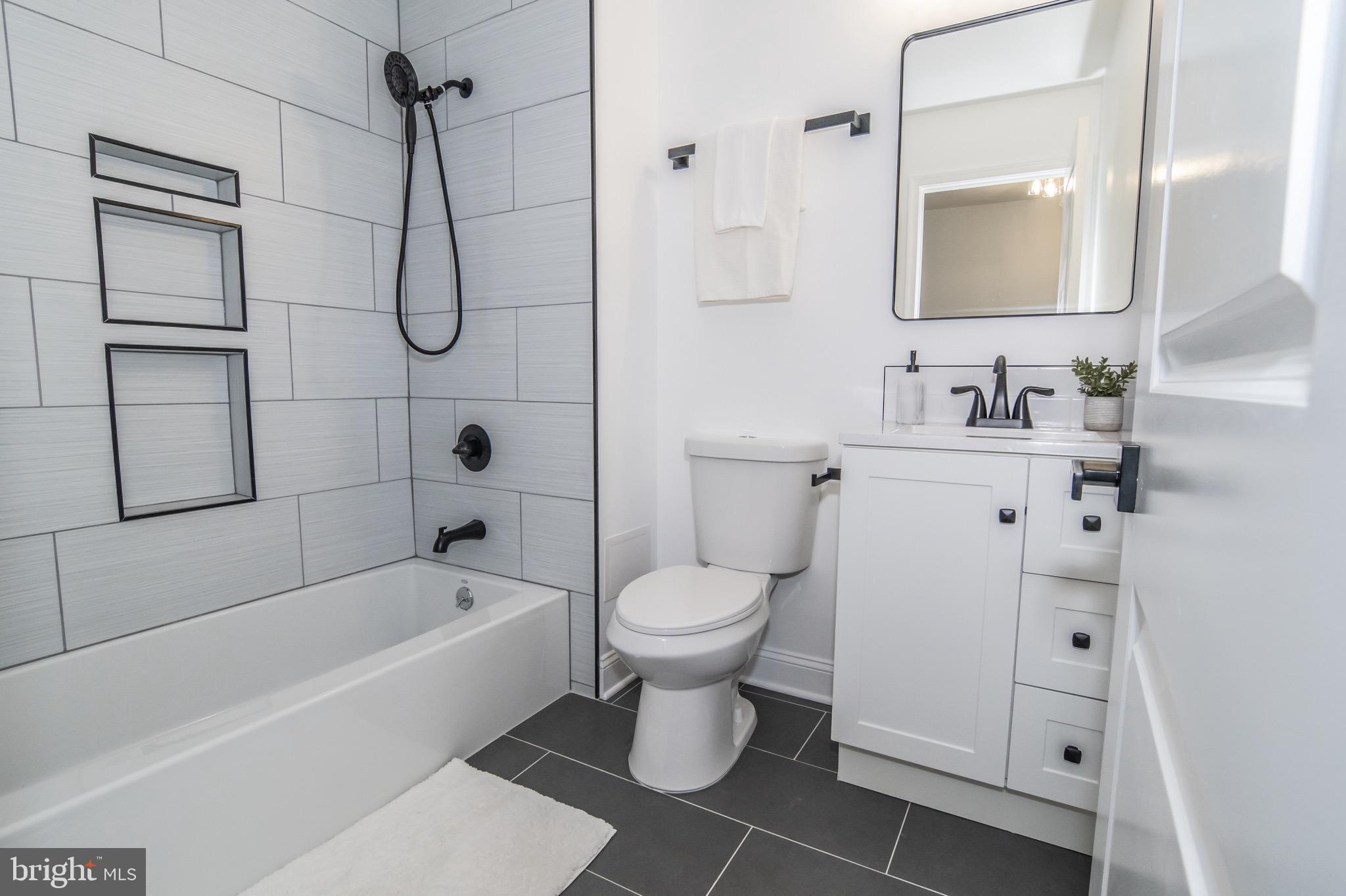 622 Silver Rock Road Lusby, MD 20657 - Photo 18 of 42 Hall full bath on upper level.
