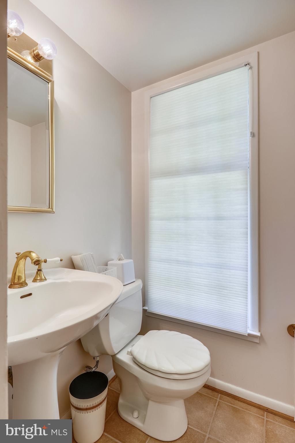 11904 Viewcrest Terrace Silver Spring, MD 20902 - Photo 18 of 52 Powder room
