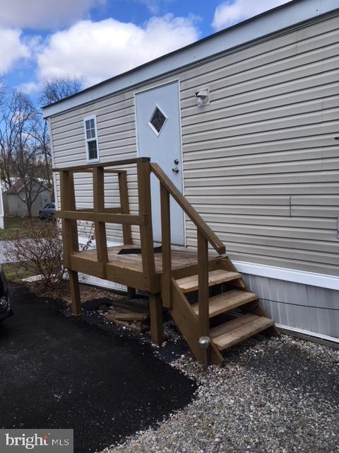 210 Berwick Road Abbottstown, PA 17301 - Photo 29 of 30 Small back porch entrance from driveway.
