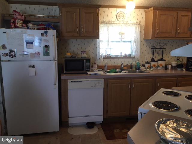210 Berwick Road Abbottstown, PA 17301 - Photo 5 of 30 Bright and functional kitchen space!