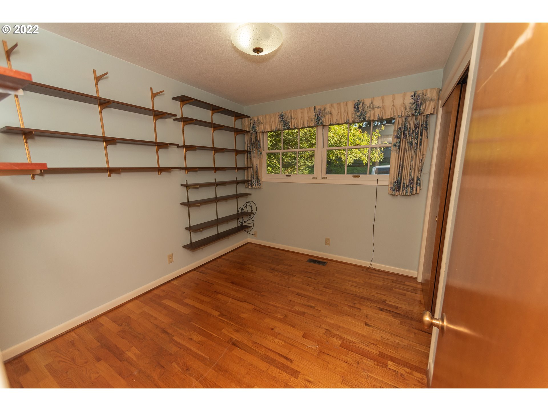 565 East 39th Place Eugene, OR 97405 - Photo 11 of 19 a view of empty room with window and closet