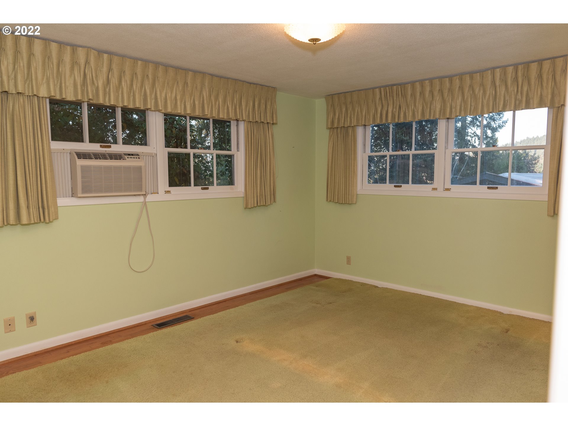 565 East 39th Place Eugene, OR 97405 - Photo 14 of 19 a view of an empty room with a window