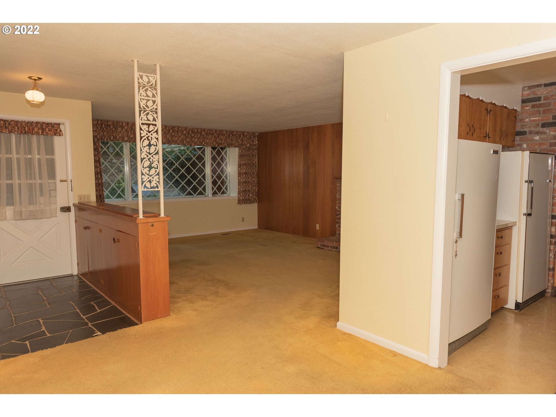 565 East 39th Place Eugene, OR 97405 - Photo 3 of 19 a view of a room