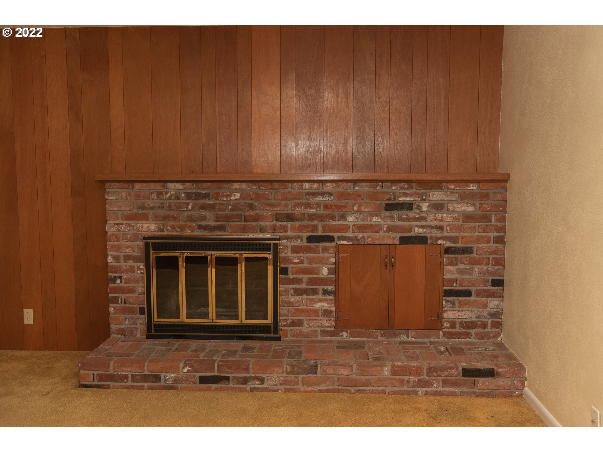 565 East 39th Place Eugene, OR 97405 - Photo 6 of 19 a black and white kitchen with granite countertop