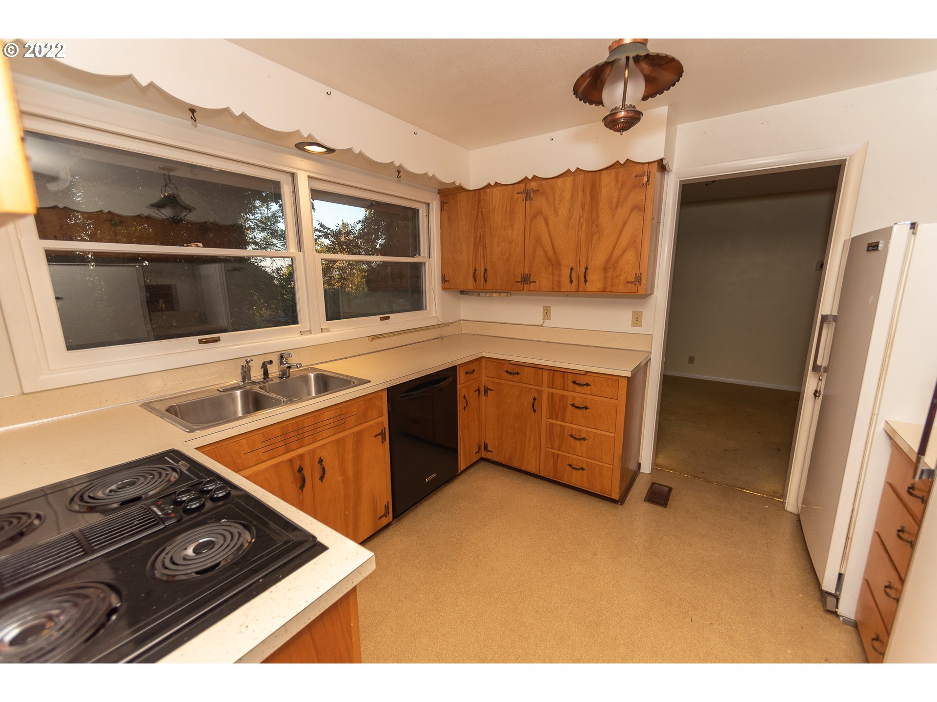 565 East 39th Place Eugene, OR 97405 - Photo 7 of 19 a kitchen with a stove and a sink