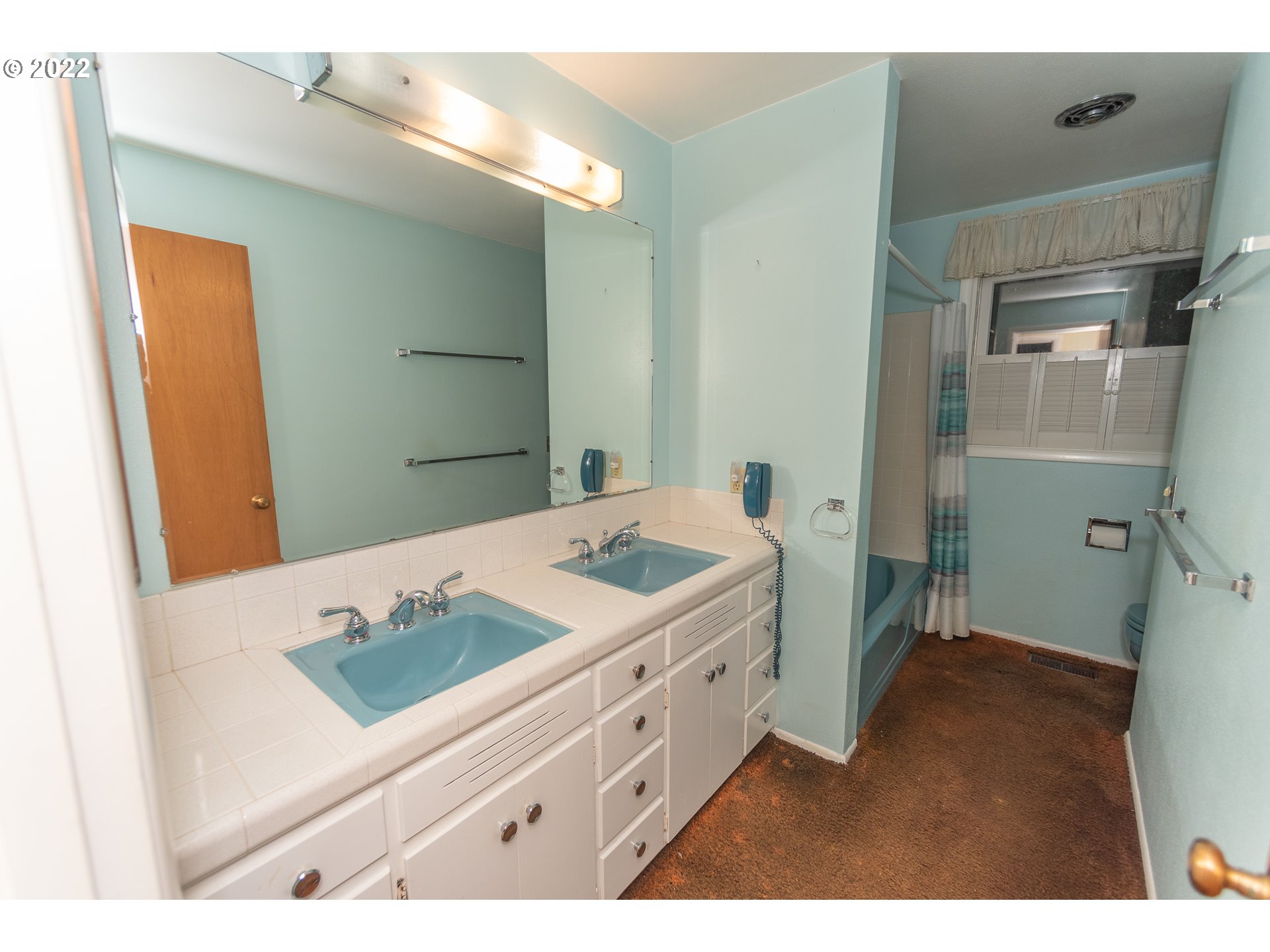 565 East 39th Place Eugene, OR 97405 - Photo 10 of 19 a bathroom with a sink and a mirror