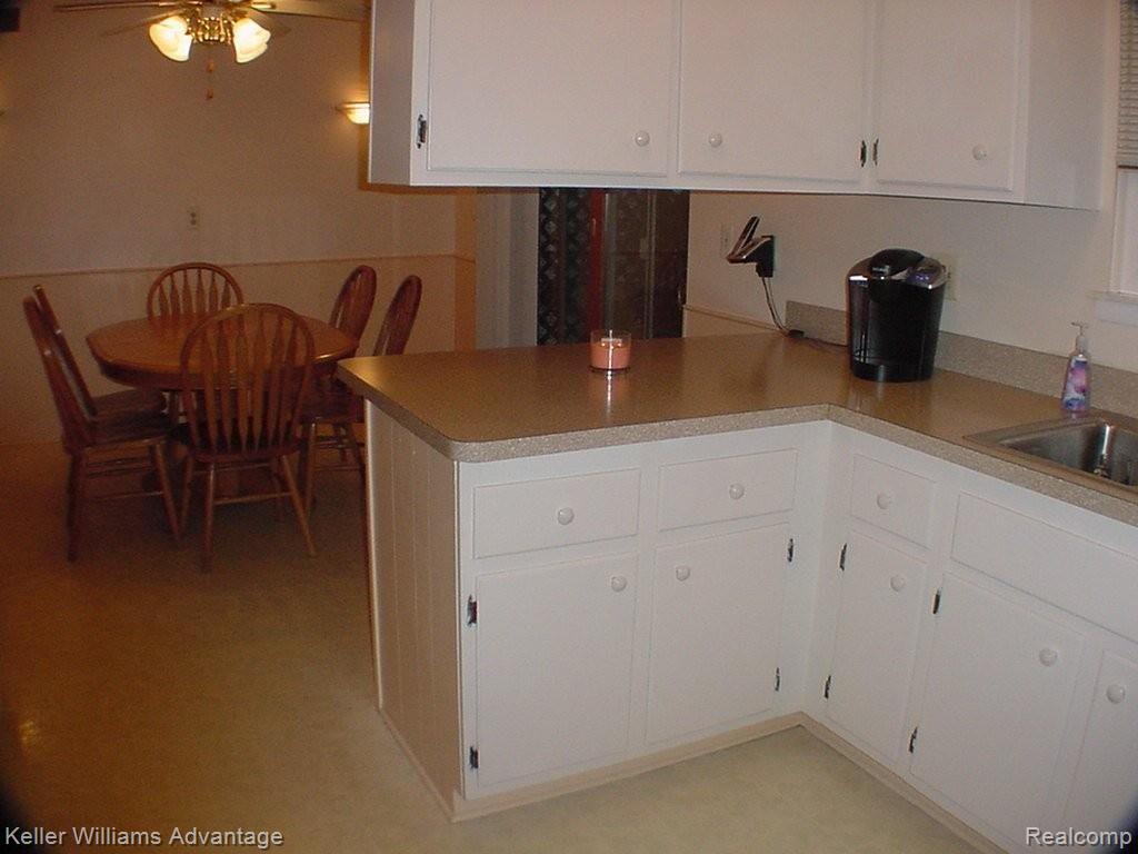 22986 Tuck Road Farmington, MI 48336 - Photo 7 of 20 Kitchen and Dining Rms