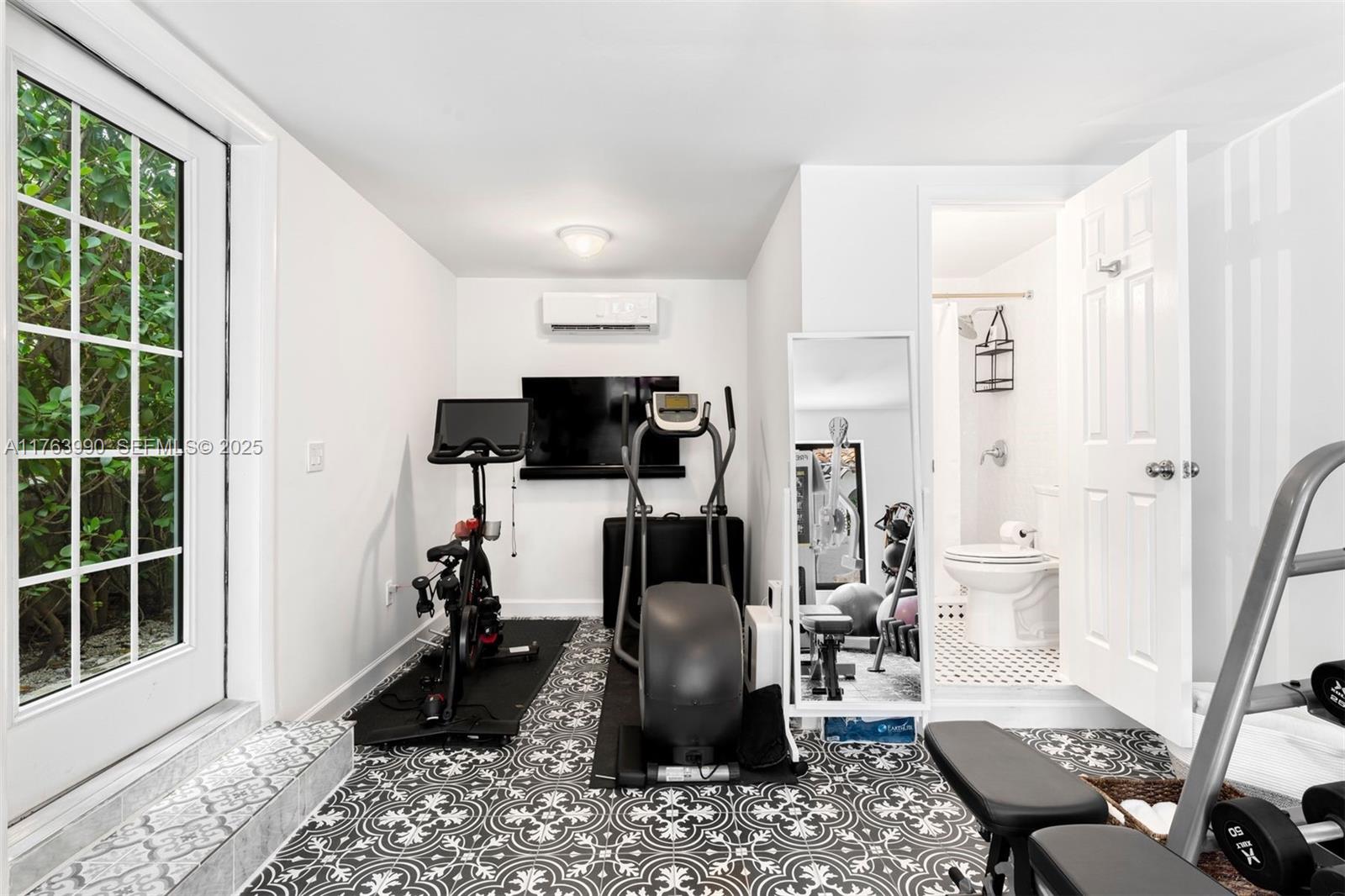 4430 Alton Road Miami Beach, FL 33140 - Photo 38 of 47 a room with furniture a rug and a window