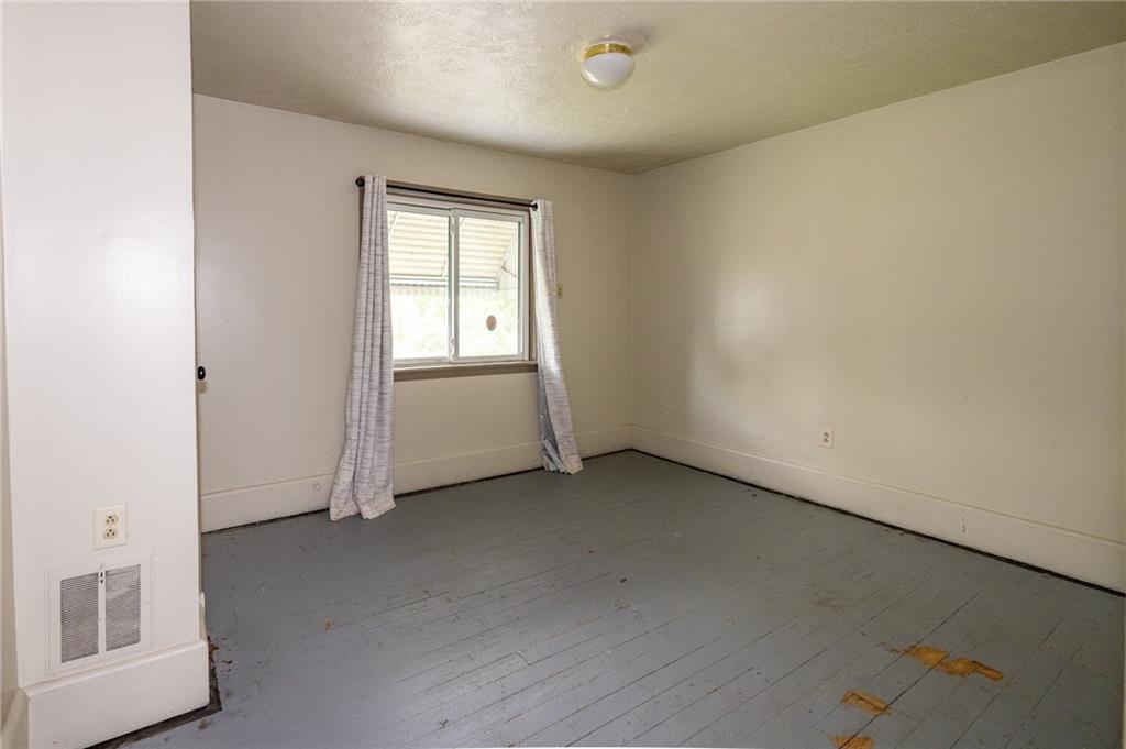 511 2nd Street Monessen, PA 15062 - Photo 10 of 21 an empty room with a window
