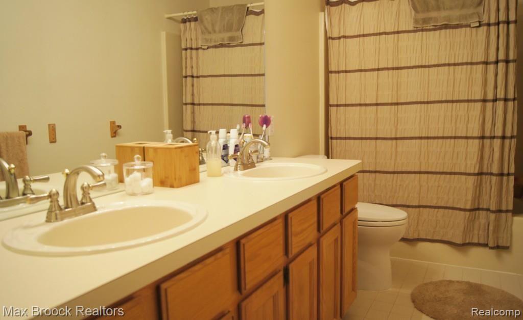 1189 Thames Drive Rochester, MI 48307 - Photo 19 of 22 Bath 2.jpg