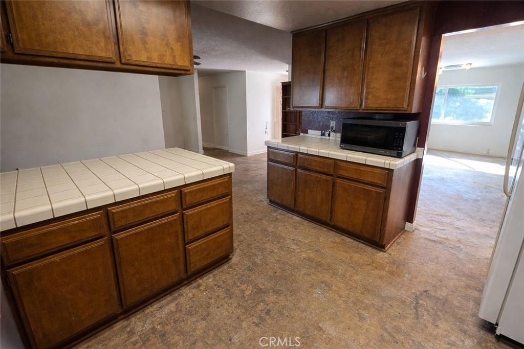 18598 Granite Avenue Riverside, CA 92508 - Photo 10 of 39 Kitchen (decluttered with ai)