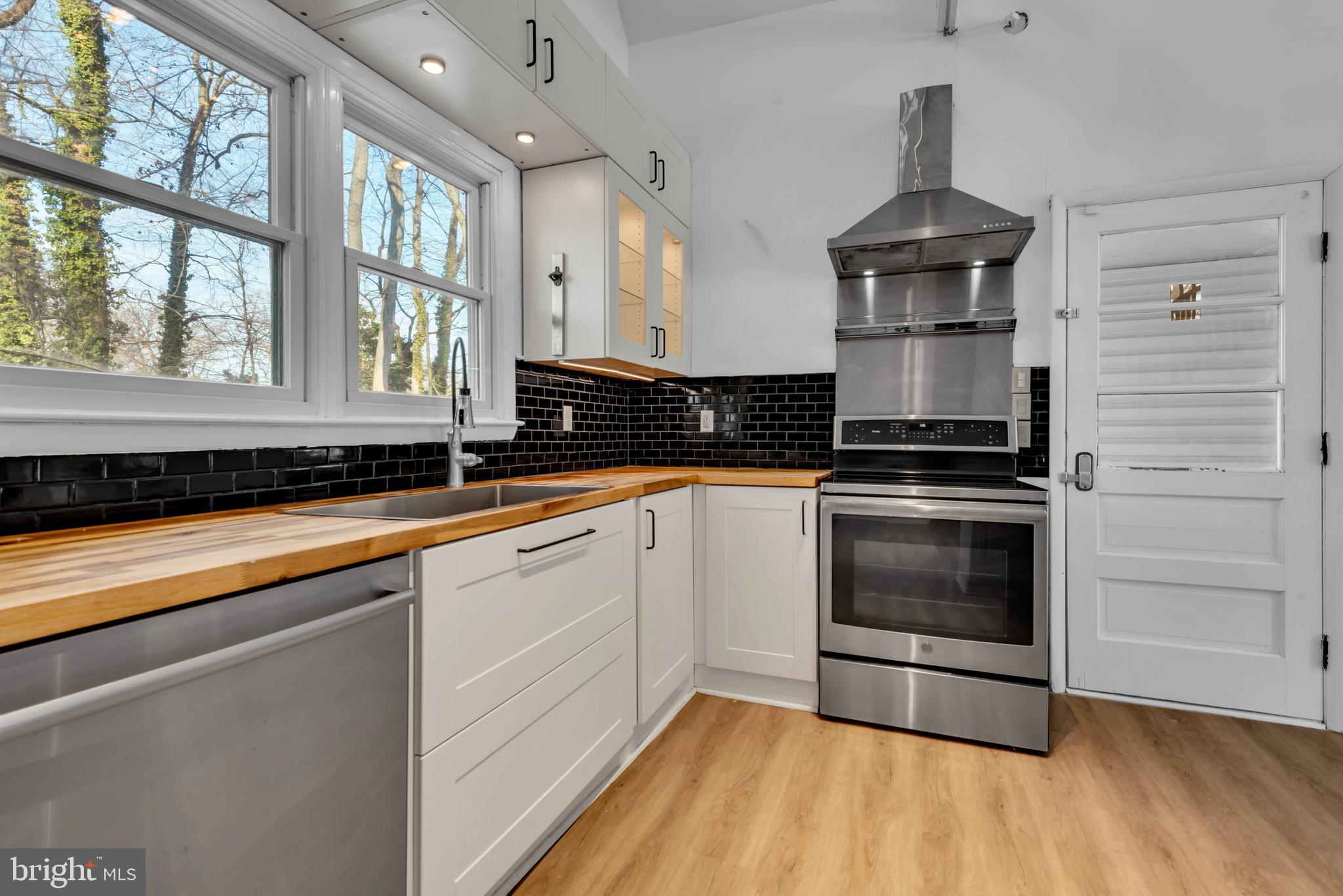 1080 Crestview Drive Annapolis, MD 21409 - Photo 10 of 48 Stainless steel appliances