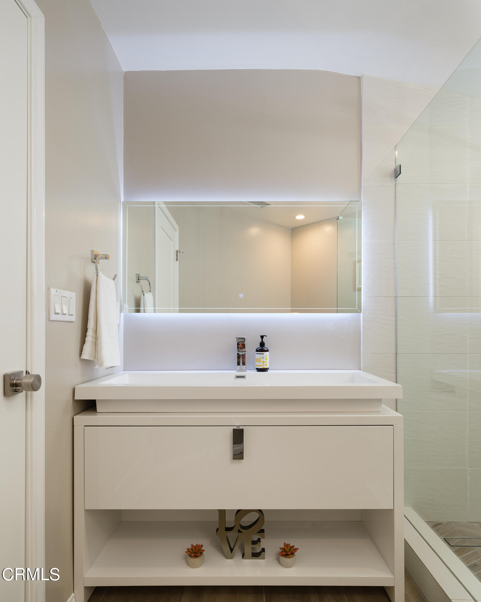1020 Briarcliff Road Monrovia, CA 91016 - Photo 37 of 72 a bathroom with a sink a vanity and a mirror