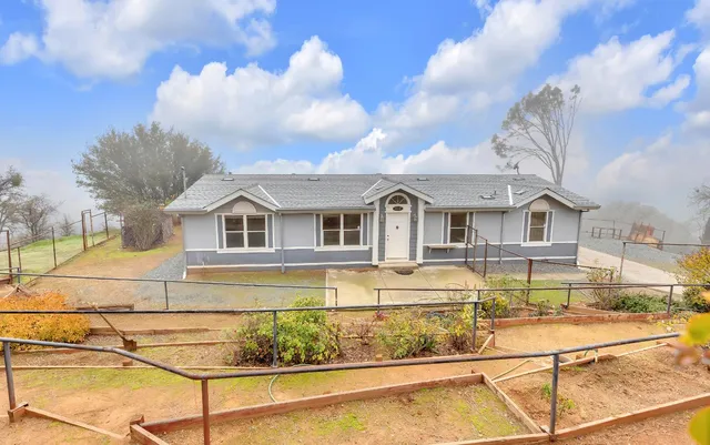 a view of house with garden