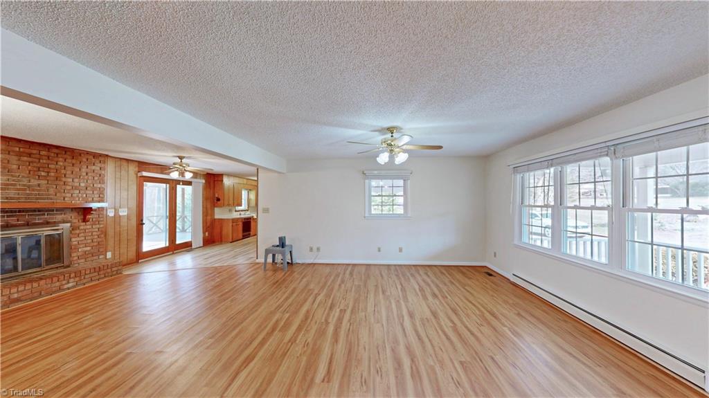 6919 East Holly Grove Road Thomasville, NC 27360 - Photo 19 of 50 Living/Den area