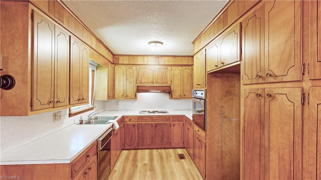6919 East Holly Grove Road Thomasville, NC 27360 - Photo 25 of 50 Kitchen