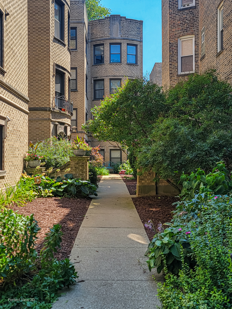 2111 West Arthur Avenue, Unit 1S Chicago, IL 60645 - Photo 21 of 27 a view of a back yard