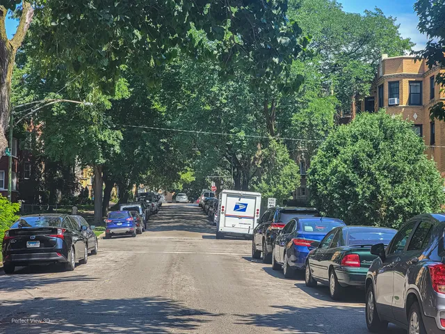 $239,000 | 2111 West Arthur Avenue, Unit 1S, Chicago, IL 60645