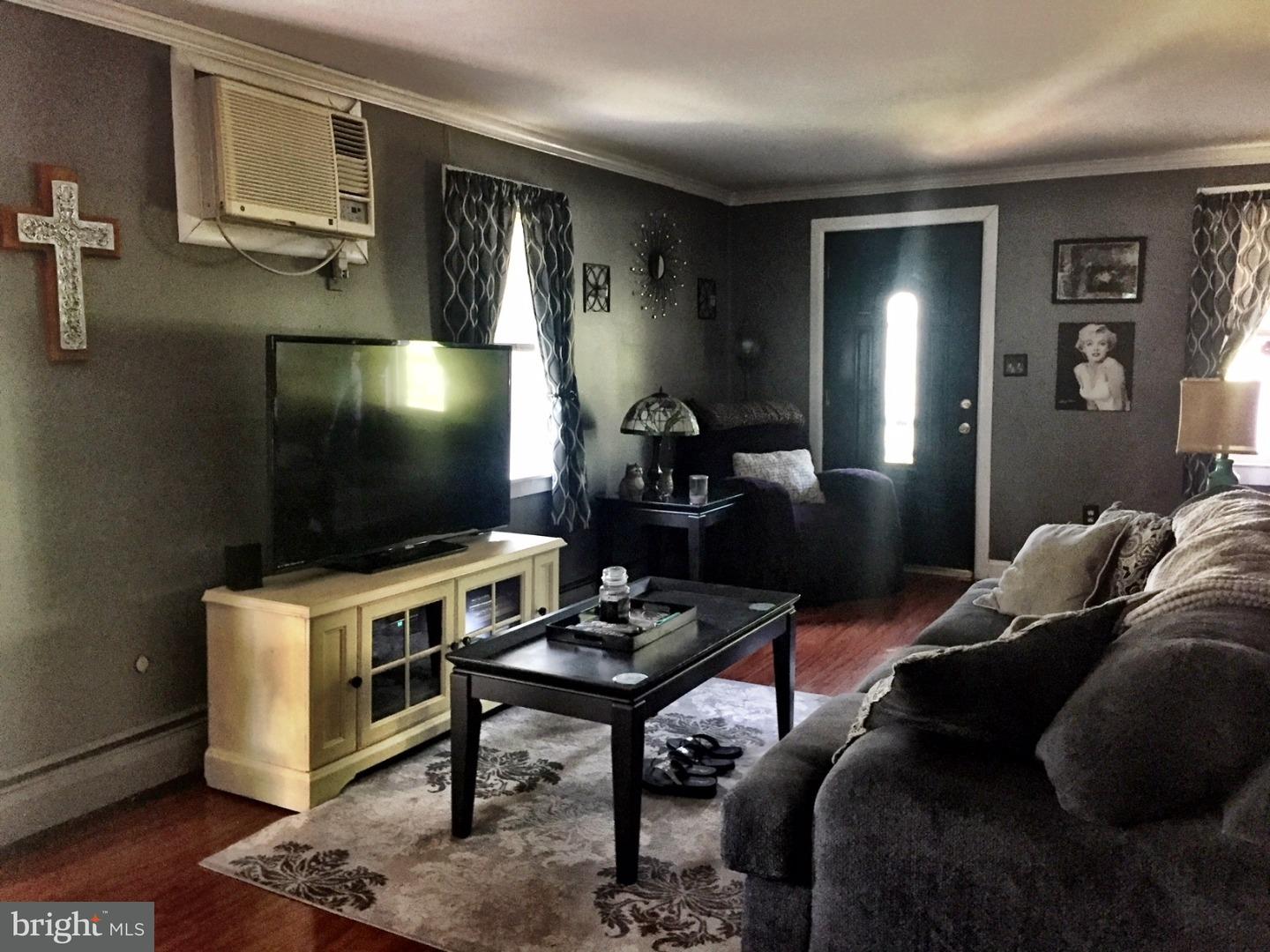 1392 Hedding Jacksonville Road Columbus, NJ 08022 - Photo 4 of 15 a living room with furniture and a flat screen tv
