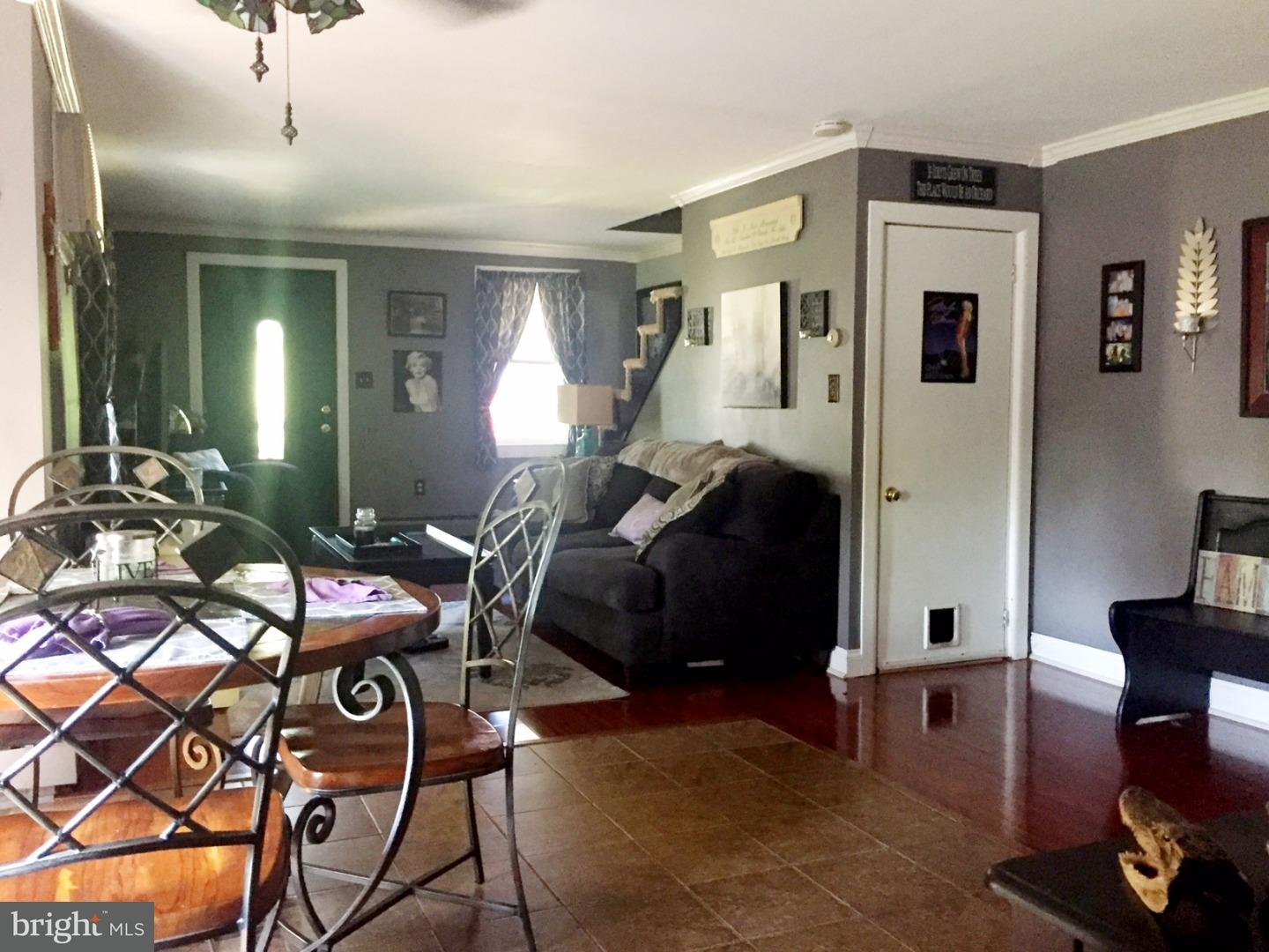 1392 Hedding Jacksonville Road Columbus, NJ 08022 - Photo 5 of 15 a living room with furniture