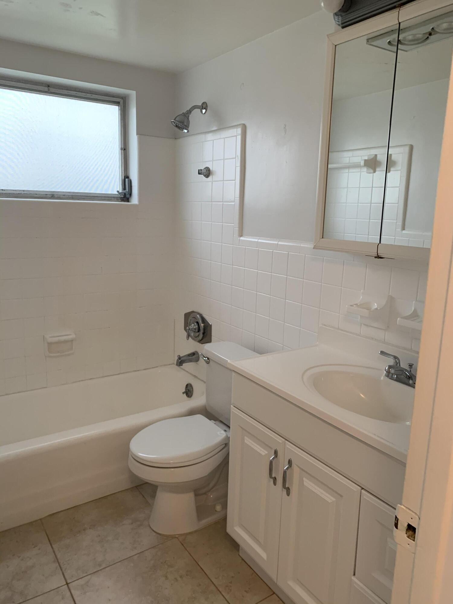 2735 Northeast 28th Court Lighthouse Point, FL 33064 - Photo 17 of 28 8373C13D-1A75-4B8D-BF3F-AA66405DDF69