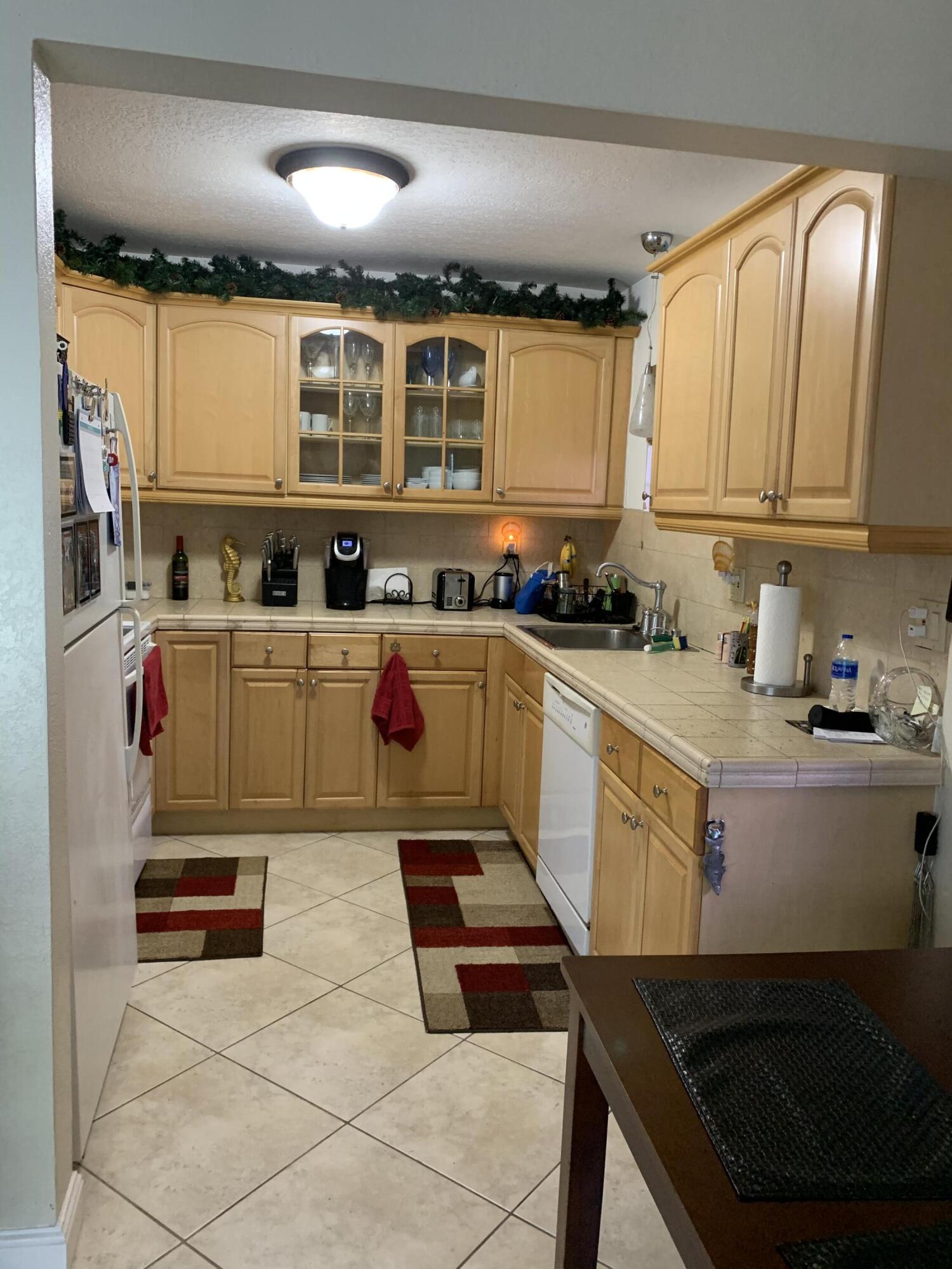 2735 Northeast 28th Court Lighthouse Point, FL 33064 - Photo 20 of 28 B51BD877-EA3D-42F6-86D2-A947A67E5DFC
