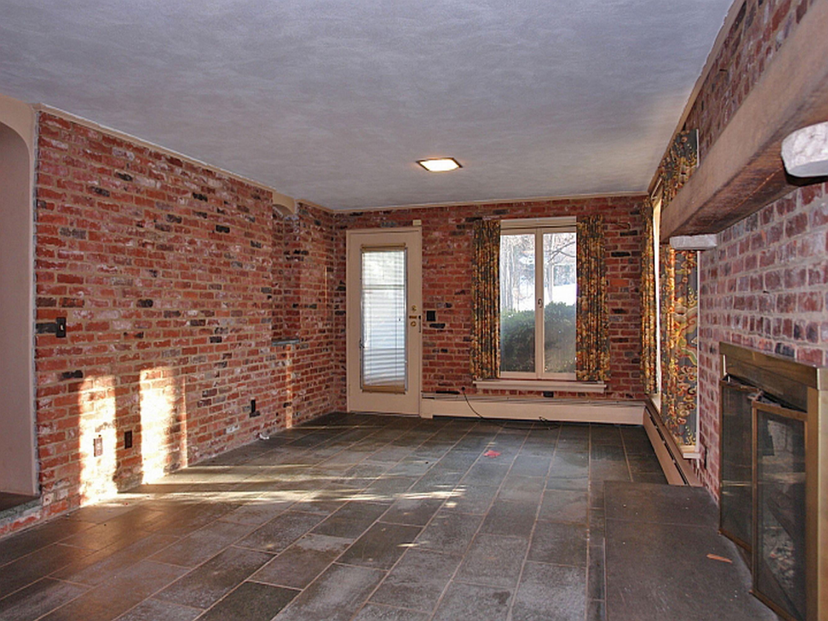 2011 Deyerle Road Southwest Roanoke, VA 24018 - Photo 19 of 22 DSC07505