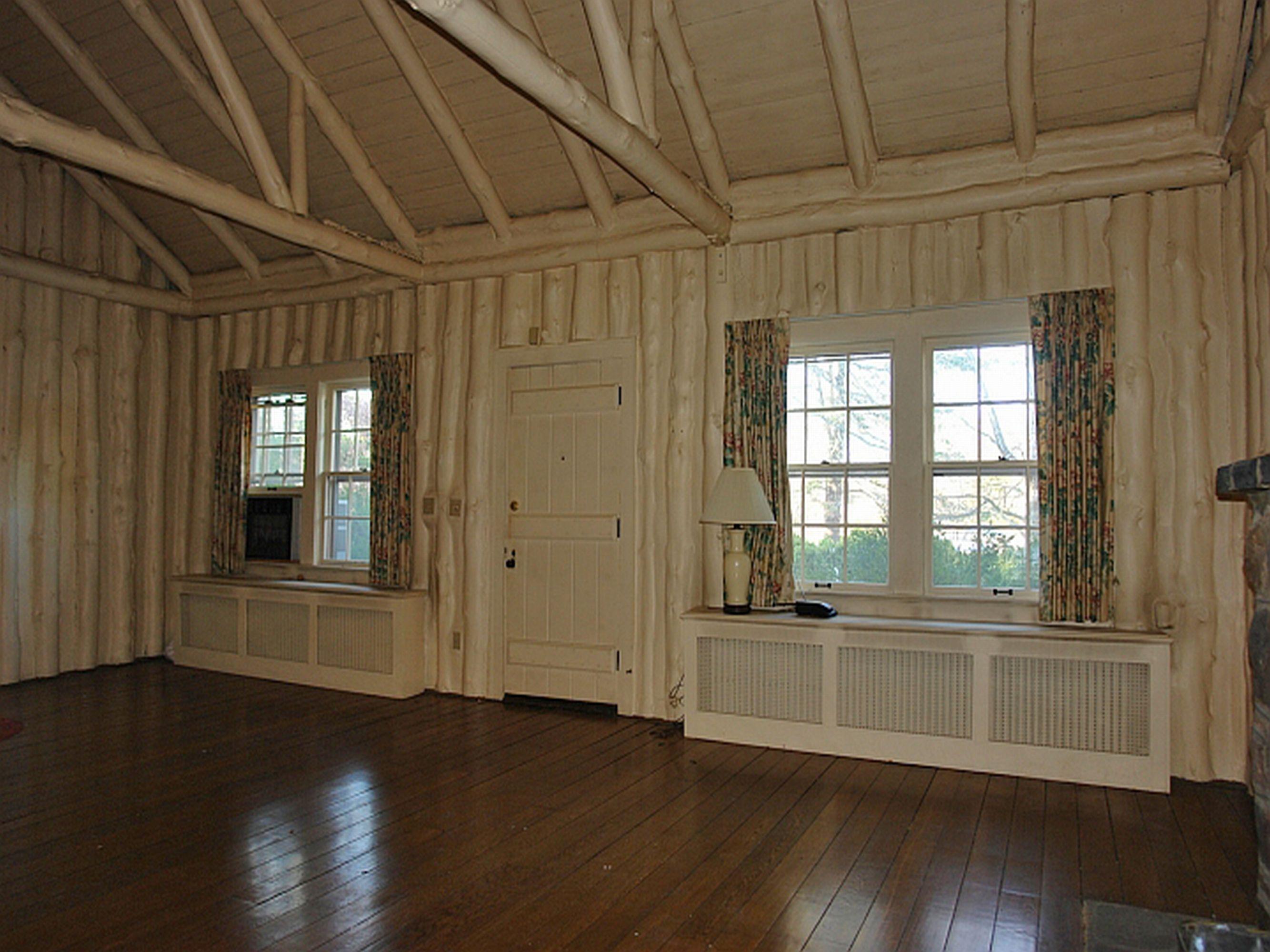 2011 Deyerle Road Southwest Roanoke, VA 24018 - Photo 4 of 22 DSC07439