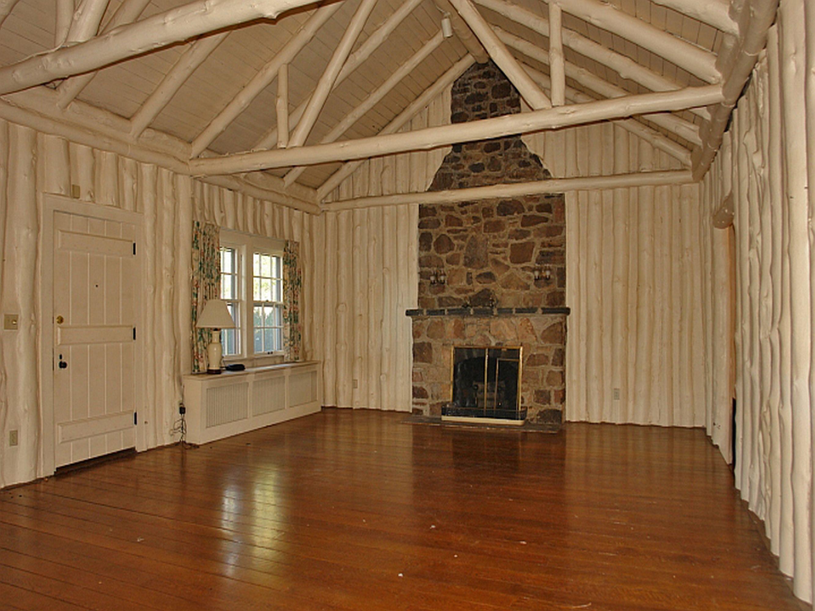 2011 Deyerle Road Southwest Roanoke, VA 24018 - Photo 5 of 22 DSC07443