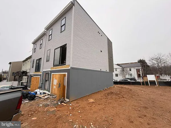 a view of a house with backyard