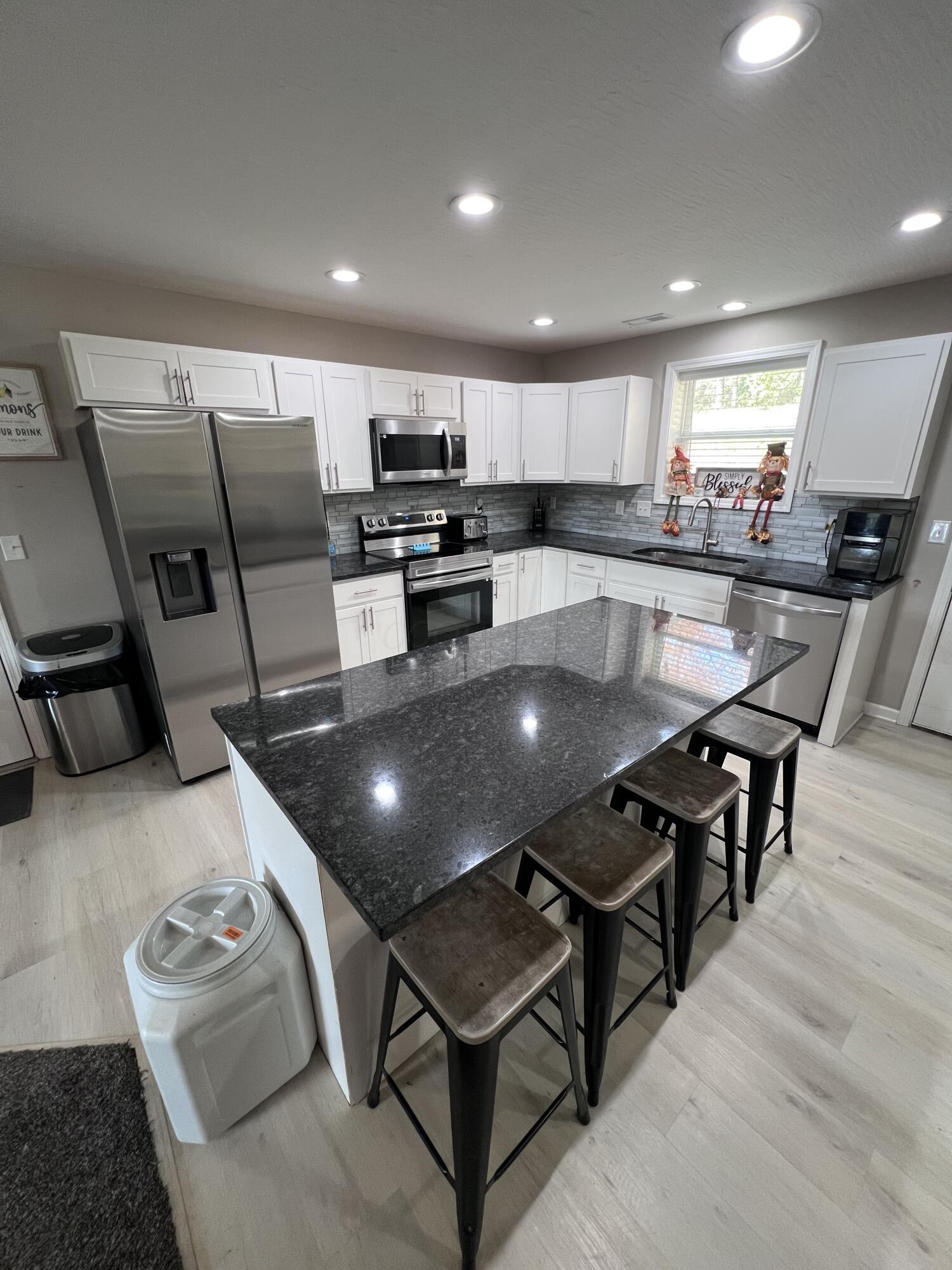 3330 Hamburg Road Southwest Lancaster, OH 43130 - Photo 2 of 26 Kitchen