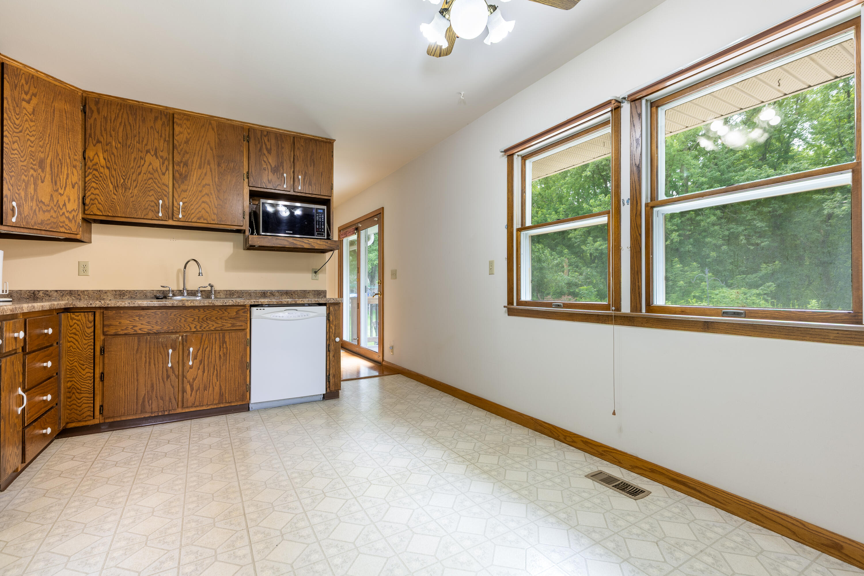 3064 South Marion Road La Crosse, WI 54601 - Photo 6 of 26 3064-6.5