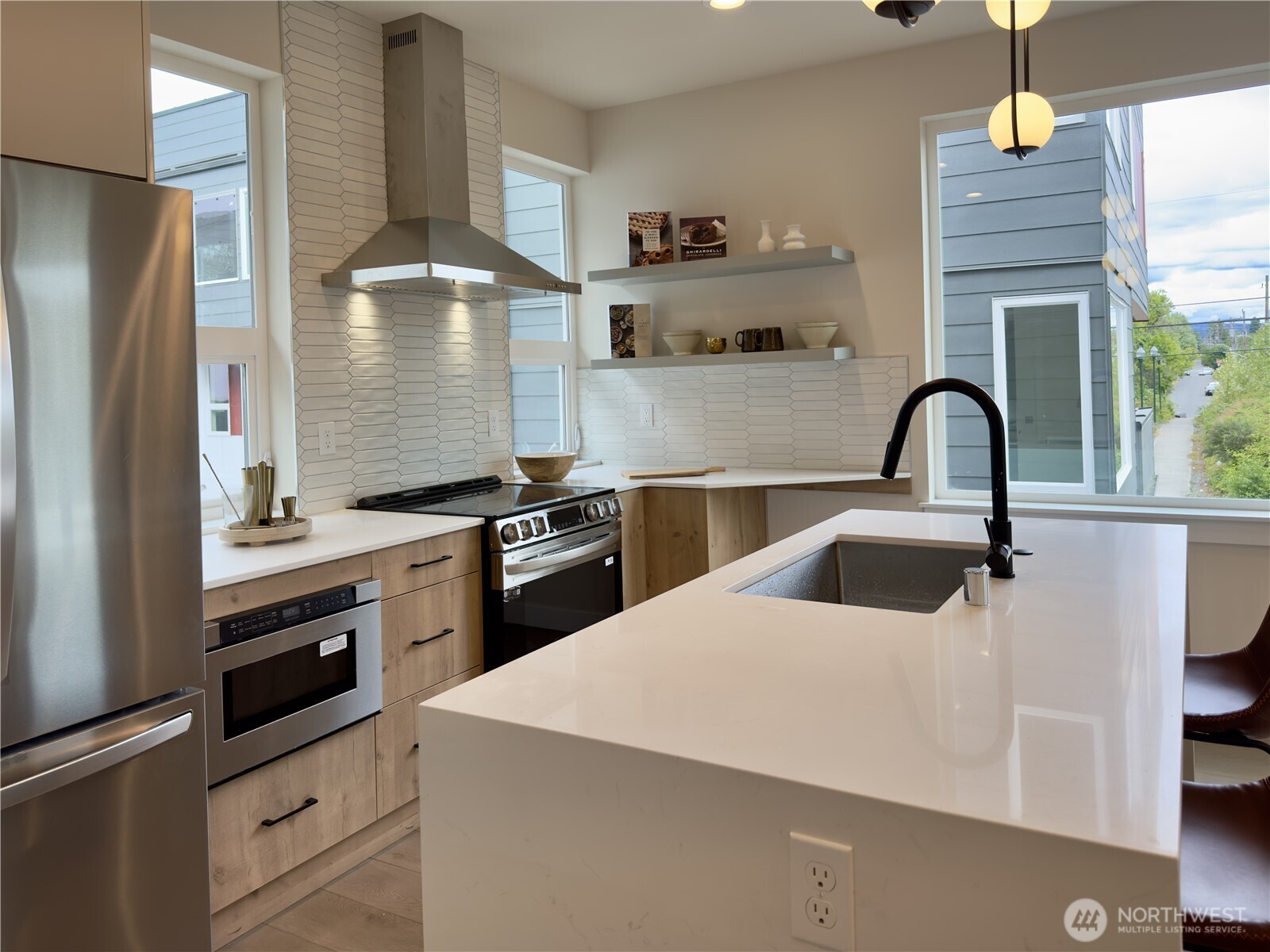 6945 42nd Avenue South Seattle, WA 98118 - Photo 2 of 17