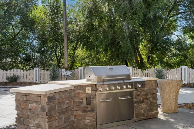 a view of a house with backyard