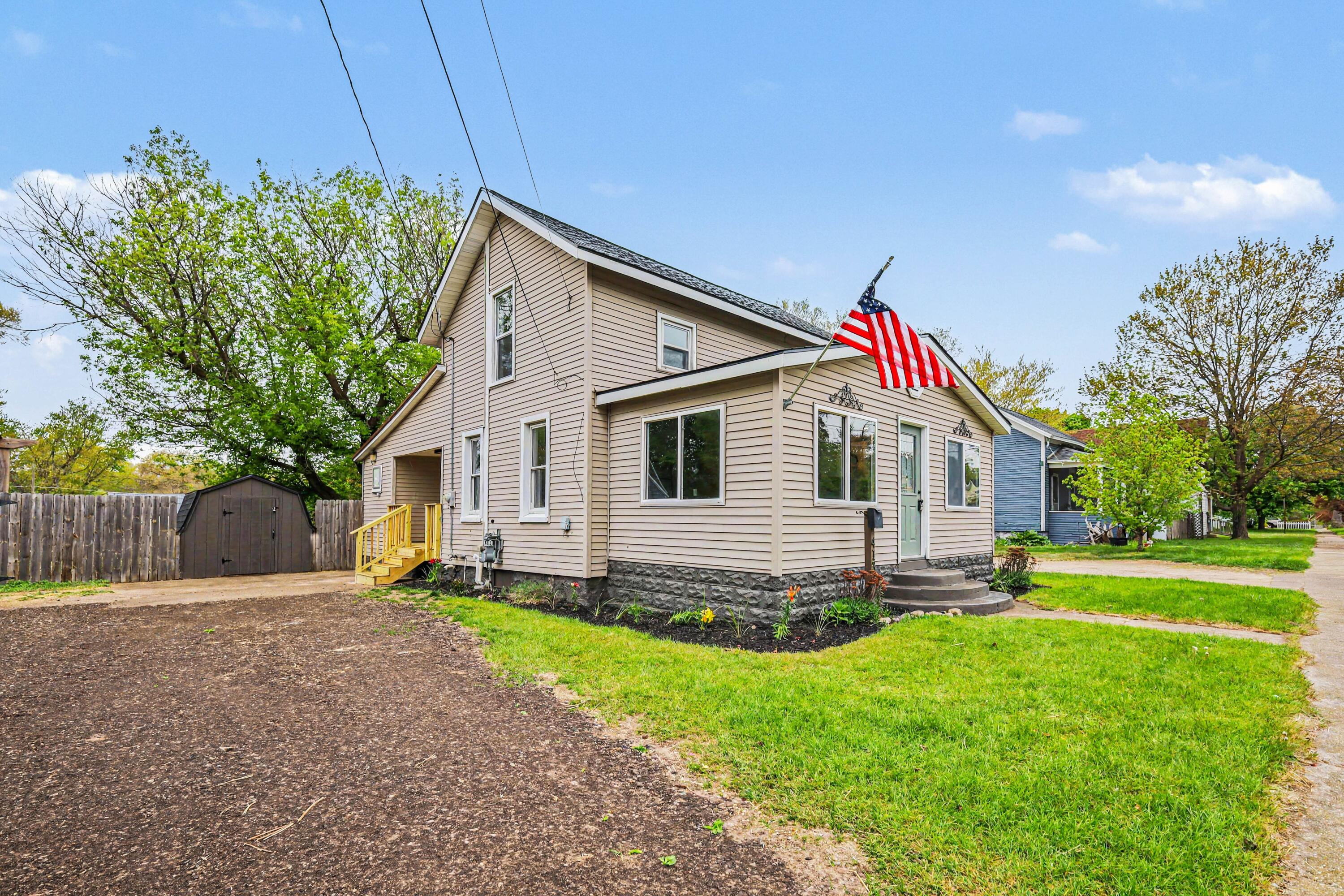 413 South Front Street Belding, MI 48809 - Photo 3 of 31 006_file_4272