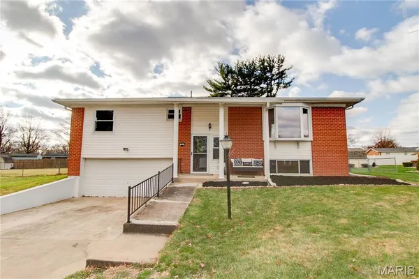 $225,000 | 321 Mercury Drive, Godfrey, IL 62035
